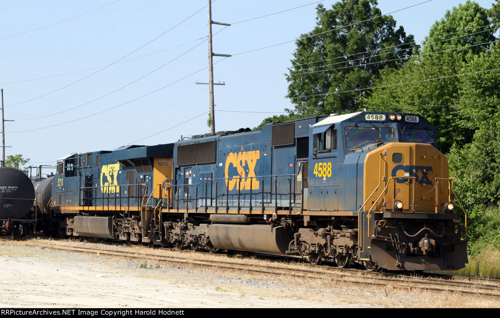 CSX 4588 leads a train eastbound